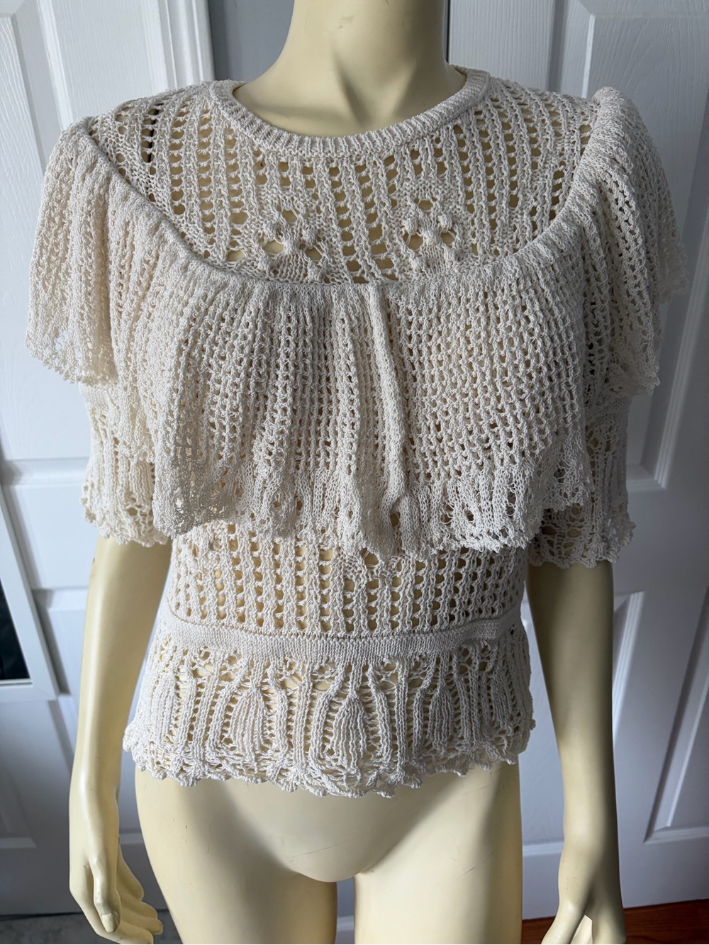 Zara Women’s Cream Crochet Ruffle Knit Top/ size small
